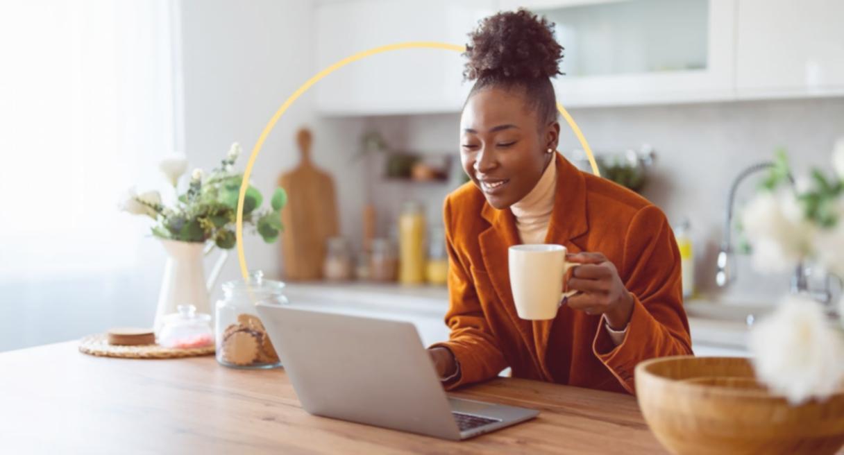 Studierende arbeiten gemeinsam an digitalen Projekten