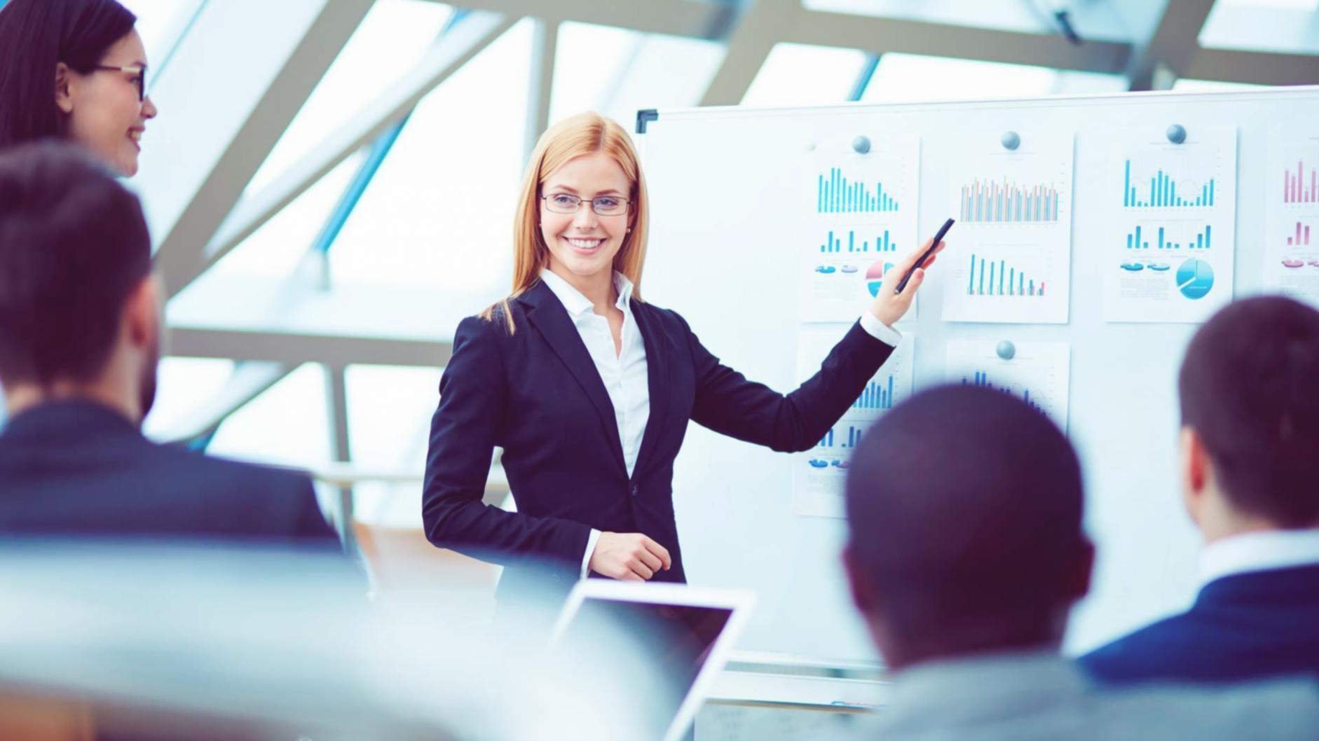 Studenten lernen über Inflationsauswirkungen in modernem Bildungsumfeld